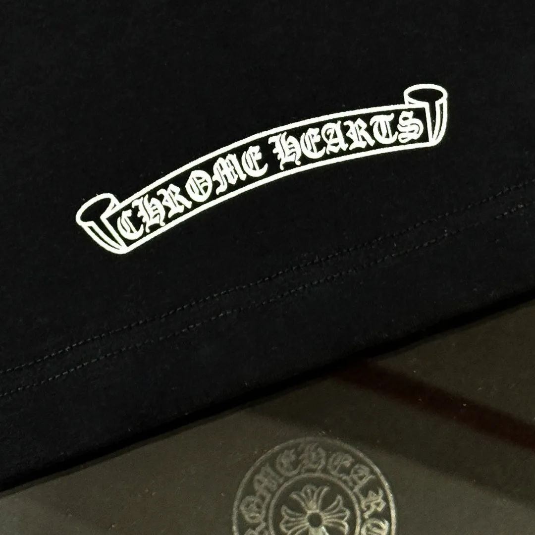 P180 Chrome Hearts Chrome Hearts 25 high version. The fabric is made of 300 grams of high-density pure cotton. It does not deform or shrink. It has three labels. It is the same style for men and women. Technology: digital direct-injection printing. Color: white, black. SIZE: S-XL.